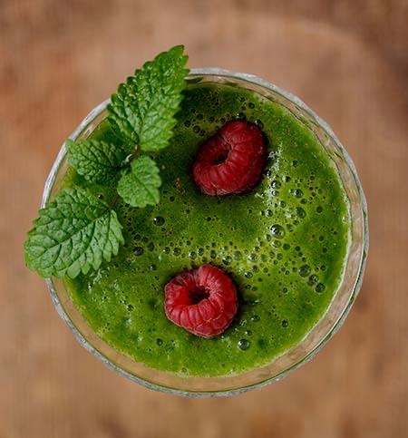 Grüner Smoothie mit Himbeeren und Minze